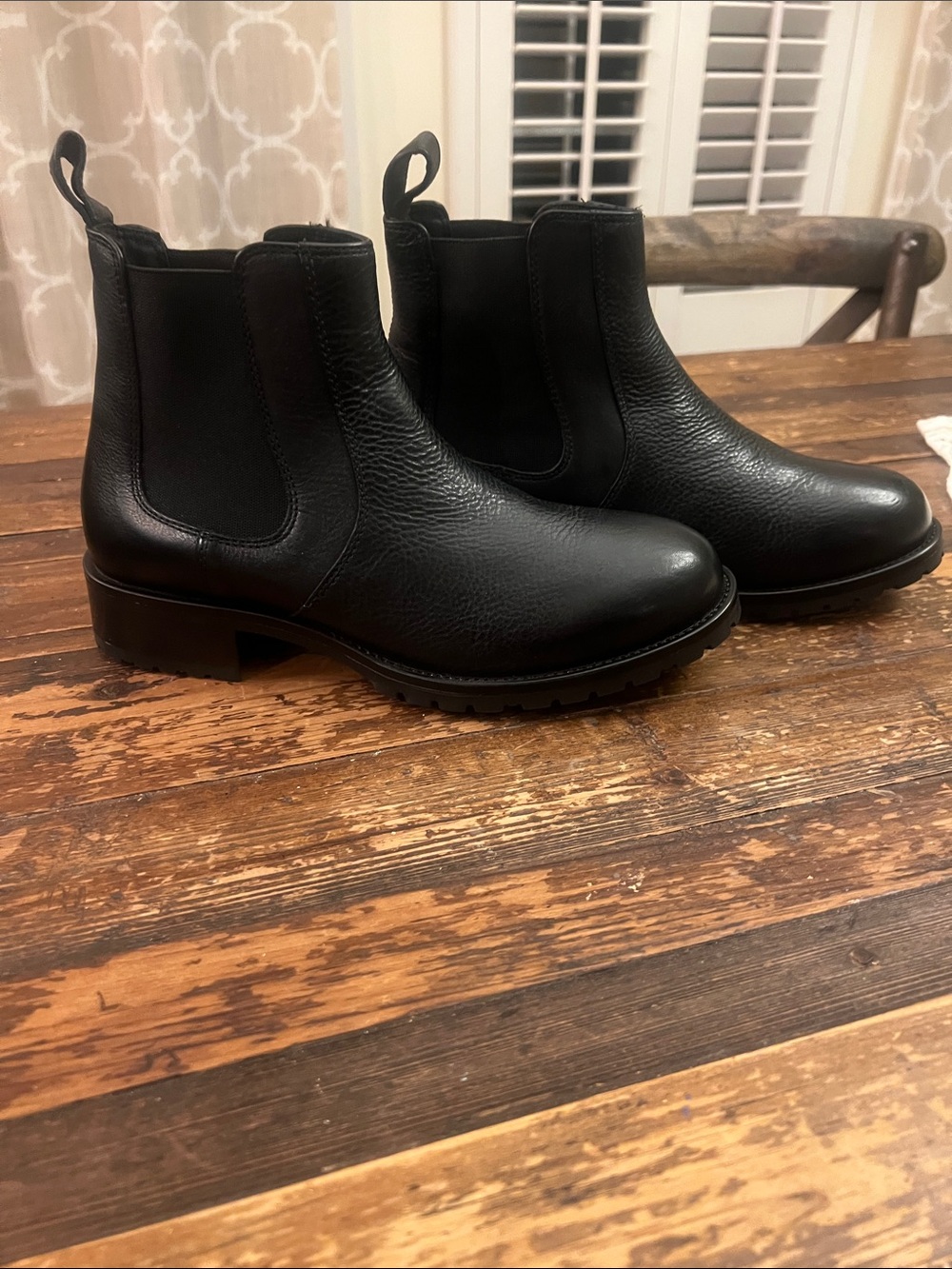 Women’s Black Duluth
Leather Chelsea Boots size 8.5M